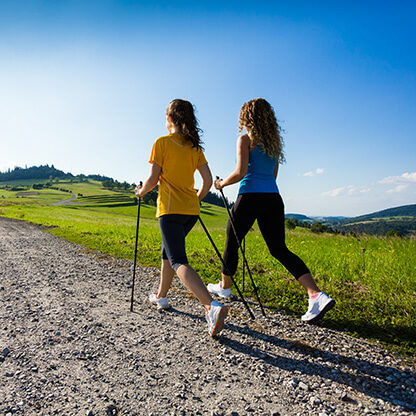 Zwei Frauen beim Nordic Walking