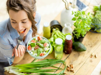 Frau beim Salat essen
