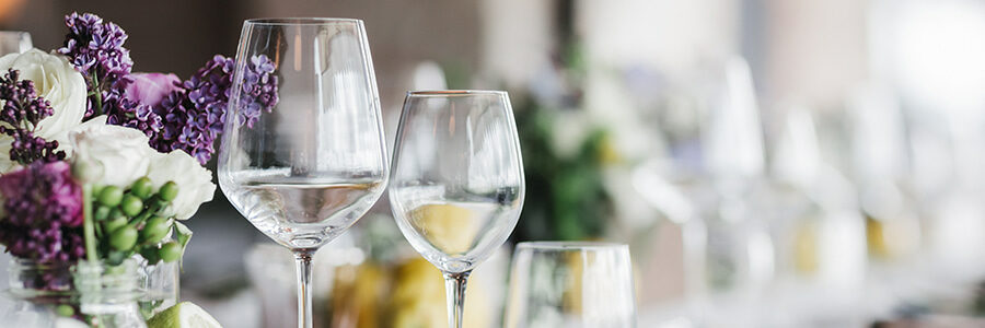 Weingläser auf Tisch für Veranstaltung
